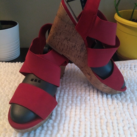 American Eagle wedge Red sandals - Picture 10 of 10